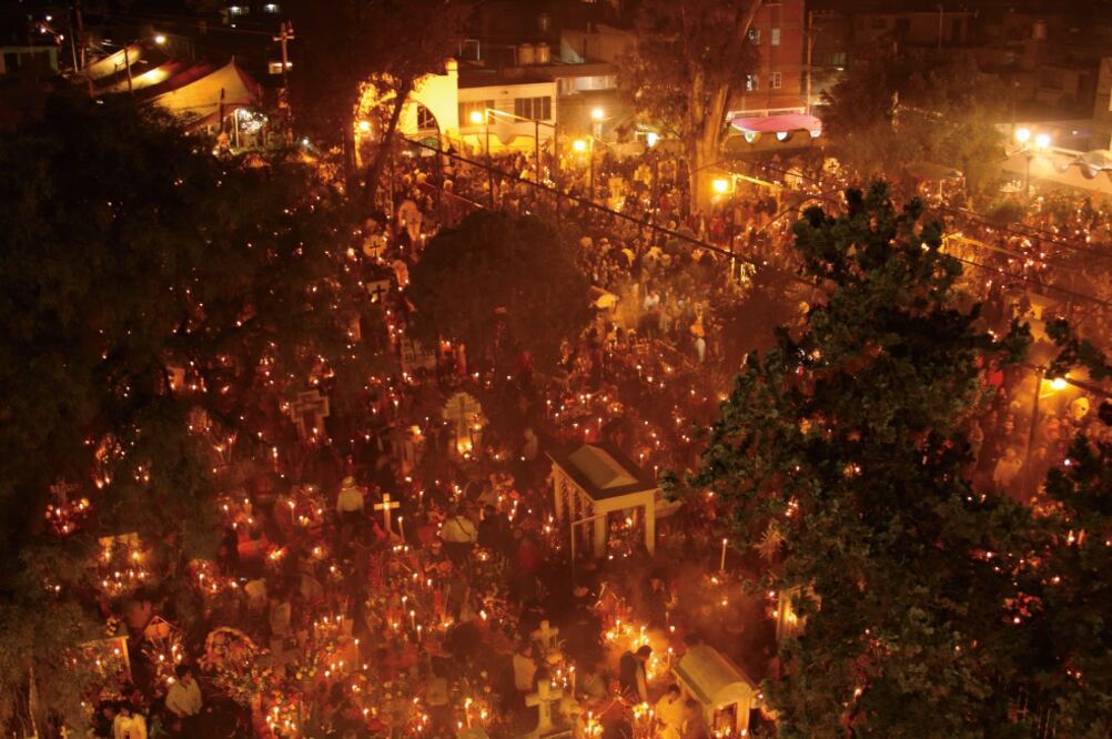 Miles de personas circularon por los estrechos caminos del panteón, donde el acceso era lento debido al gran número de visitantes. (FOTOS: ALDO NICOLAI. EL UNIVERSAL)