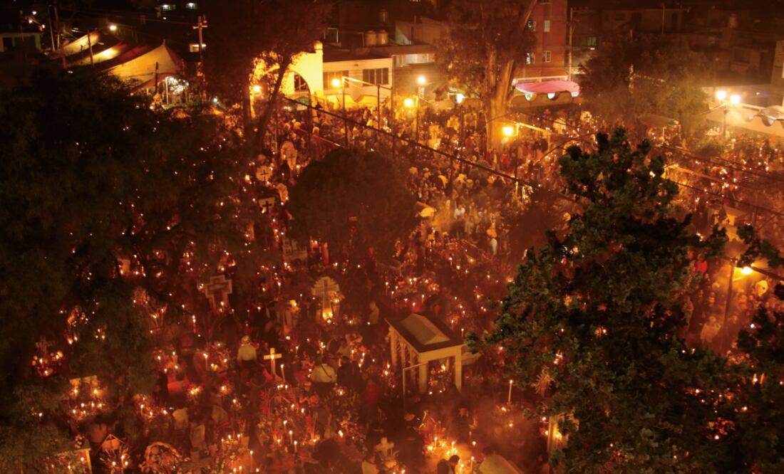 Miles de personas circularon por los estrechos caminos del panteón, donde el acceso era lento debido al gran número de visitantes. (FOTOS: ALDO NICOLAI. EL UNIVERSAL)