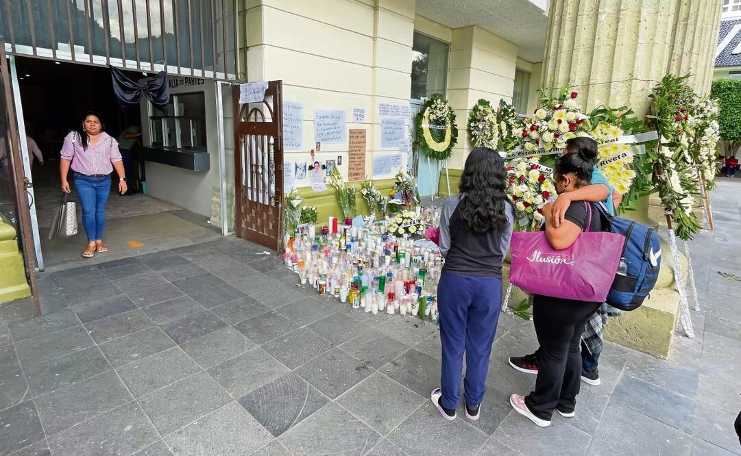 A la entrada del edificio del ayuntamiento de Chilpancingo se improvisó un altar en honor al alcalde asesinado. Foto: Arturo de Dios Palma