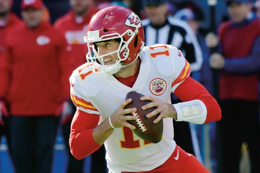 Alex Smith y su ofensiva, a aprovechar. (BILL KOSTROUN. AP)