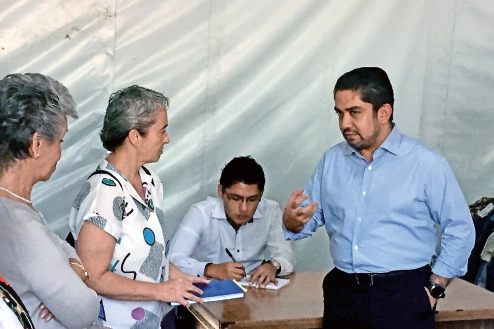El funcionario escuchó a los representantes de las 116 familias que no han podido reingresar a sus viviendas desde hace seis meses (ANDREA AHEDO. EL UNIVERSAL)