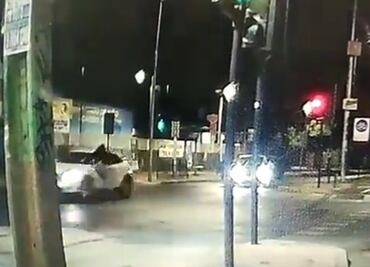 VIDEO. Mujer atropella a dos ladrones que intentaron robarle su carro