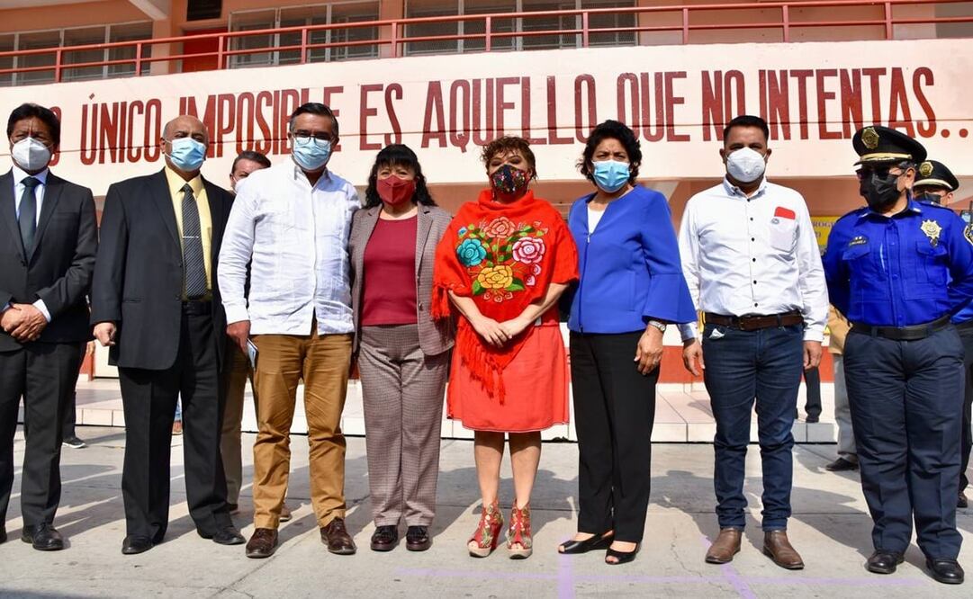 Clara Brugada en Secundaria Técnica 75 de la colonia Lomas de Zaragoza. Foto: Especial 