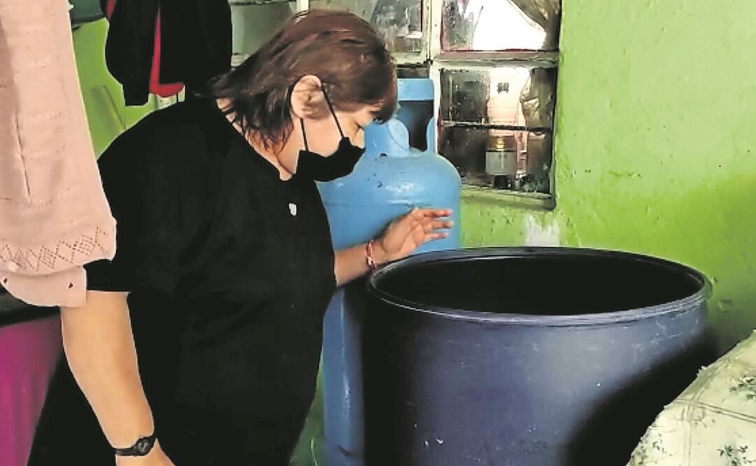 Vecinos de las colonias Esperanza, Izcalli y Benito Juárez han tenido que recolectar agua de lluvia en tambos y cubetas para realizar labores de limpieza en el hogar. Foto: Especial.