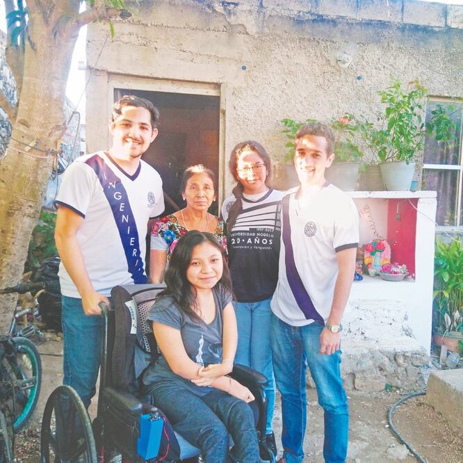 Estudiantes de la Universidad Modelo de Mérida crearon para Sheila una silla eléctrica con la que puede desplazarse sin depender de la ayuda de otras personas. En el mercado, la silla que necesitaba la joven costaba hasta 80 mil pesos. ESCUELA MODELO