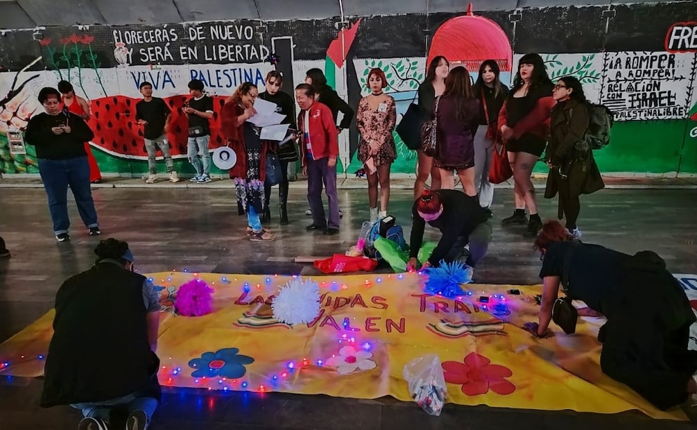 Personas de la comunidad LGBTQ+ conmemoran el Día de la Remembranza Trans en CDMX (20/11/2025). Foto: Eduardo Dina / EL UNIVERSAL