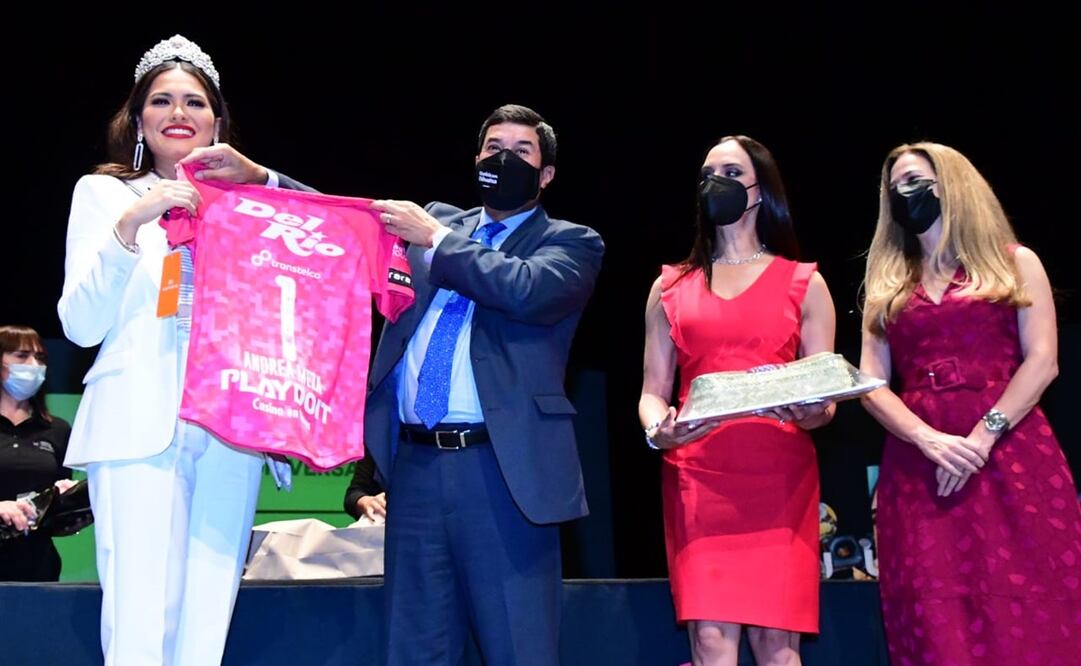 Andrea Meza recibe playera del equipo de Primera División Bravos. Foto: Especial