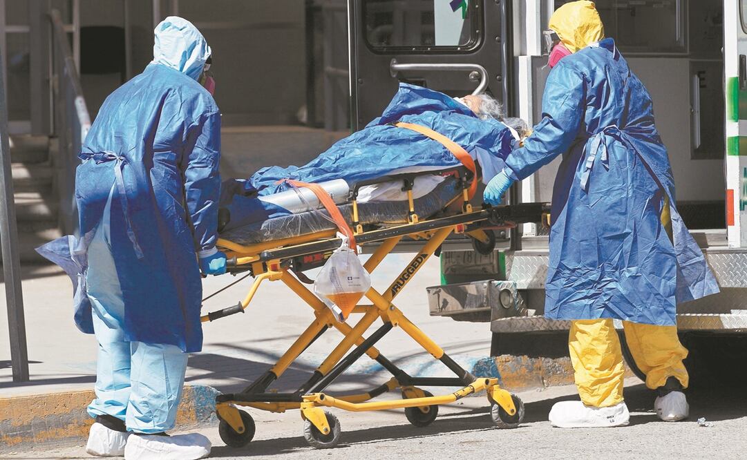 Paramédicos ingresaron a una paciente Covid al Hospital General de Ciudad Juárez, en Chihuahua. Foto: Luis Torres. EFE
