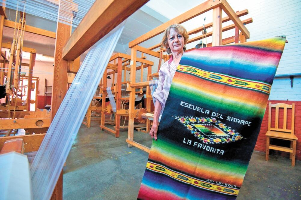 Artesana muestra un Sarape Fantasía, típico de Saltillo. Foto/ MIGUEL SIERRA.