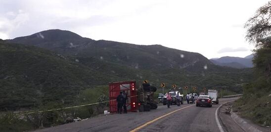 Vuelca camión que transportaba migrantes guatemaltecos en Oaxaca