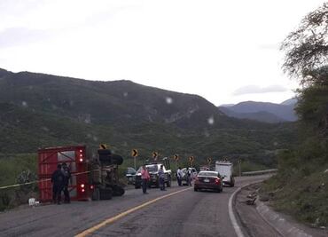 Vuelca camión que transportaba migrantes guatemaltecos en Oaxaca