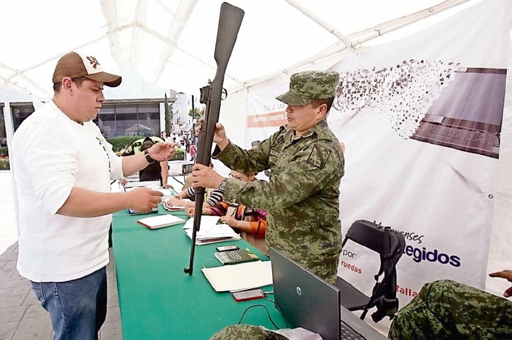 El valor de las armas que entreguen los ecatepequenses se determinará según el estado, marca y tipo de artefacto de que se trate (EMILIO FERNÁNDEZ. EL UNIVERSAL)