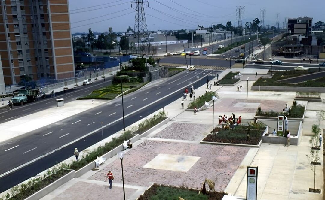 El exterior de la estación Copilco de la línea 3 del Metro es captado en una fotografía tomada poco después de su inauguración, en agosto de 1983. Al fondo se aprecia el cruce del Eje 10 Sur Av. Copilco y la Av. Cerro de Agua, y a la izquierda se encuentra el Edificio Argentina perteneciente a la Unidad Habitacional Integración Latinoamericana. Crédito: Facebook Metronomía.