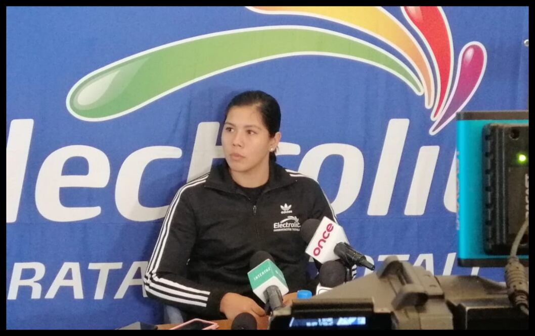 La taekwondoína Briseida Acosta en una conferencia de prensa (Alain Arenas)