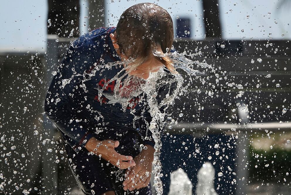 Anthony Danesi de Coconut Creek corre a través del área de chapoteo en Pompano Beach, Florida, el miércoles 14 de junio de 2023. Foto: AP