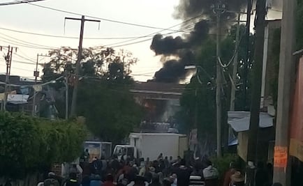 CNTE quema vehículo ante desalojo de la policía en Michoacán