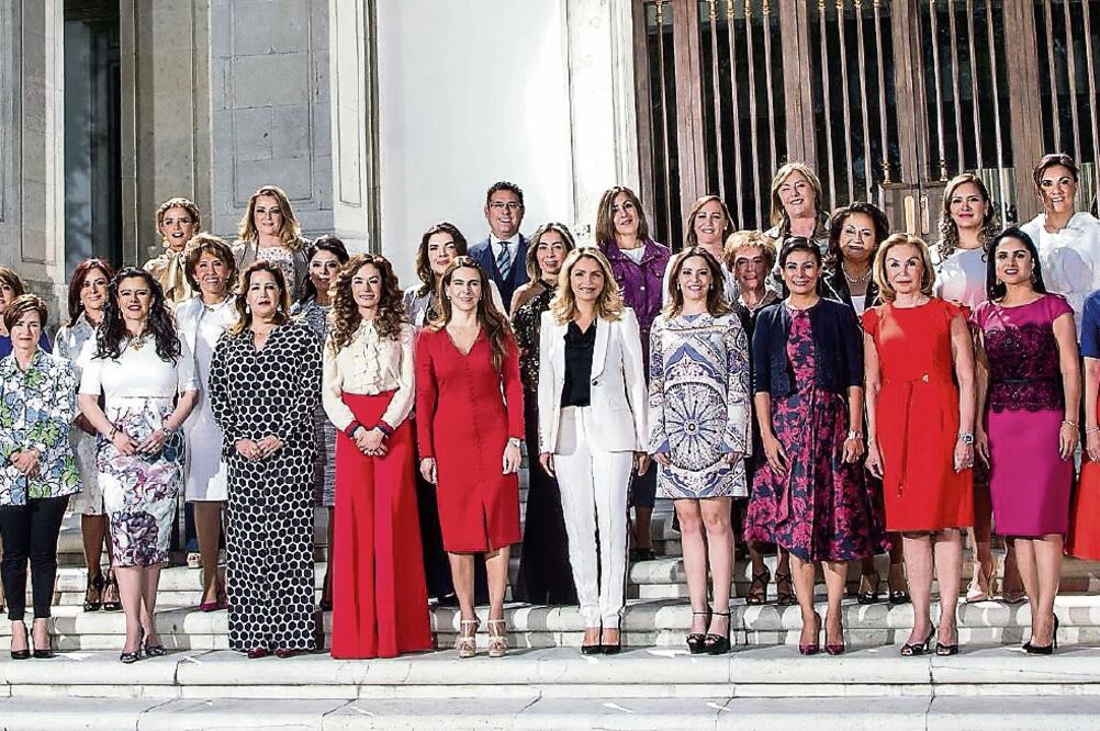 La primera dama y presidenta del Consejo Consultivo del DIF, Angélica Rivera, recibió en Los Pinos a las titulares de los 32 centros de este instituto del país (TWITTER DIF NACIONAL)