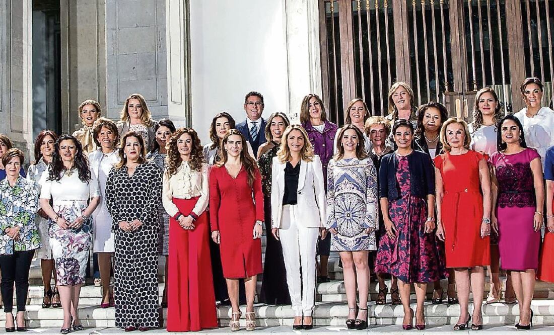 La primera dama y presidenta del Consejo Consultivo del DIF, Angélica Rivera, recibió en Los Pinos a las titulares de los 32 centros de este instituto del país (TWITTER DIF NACIONAL)