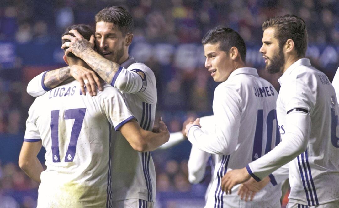 Con dos partidos menos, los blancos acumulan 49 puntos. (VILLAR LÓPEZ. EFE)