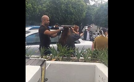 VIDEO. Sismo no detiene a estilista y sigue pintando el cabello de su clienta en la calle 