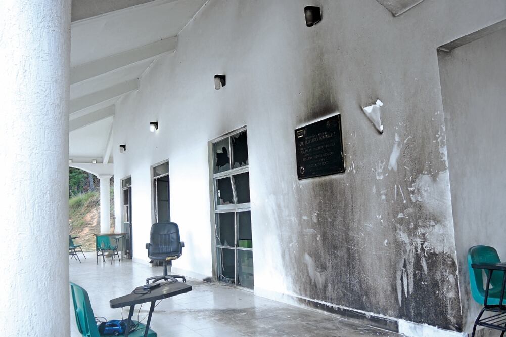 Los inconformes quemaron, el 19 de julio pasado durante los comicios, la presidencia municipal, la clínica, una ambulancia y la paquetería electoral, además de retener a dos personas: un funcionario del INE y un ciudadano (FREDY MARTÍN. EL UNIVERSAL)