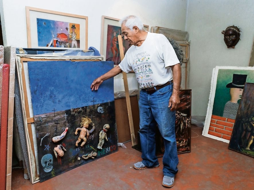 El artista reflexiona sobre la violencia que vive el país con su lienzo Esto es México , en el que plasma cuerpos desmembrados, cruces y luto Foto: YARETZY M. OSNAYA. EL UNIVERSAL