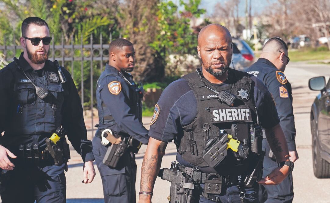 Agentes del sheriff del condado de Harris, en Houston, Texas, revisan el lugar donde se cree vivía Jabbar. Foto: de DAVID J. PHILLIP. AP
