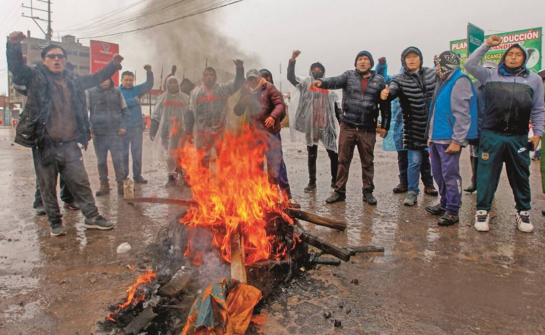 Partidarios del expresidente Pedro Castillo bloquean una vía de acceso a la ciudad andina de Puno, exigiendo la liberación del exmandatario. Foto: Juan Carlos Cisneros/AFP