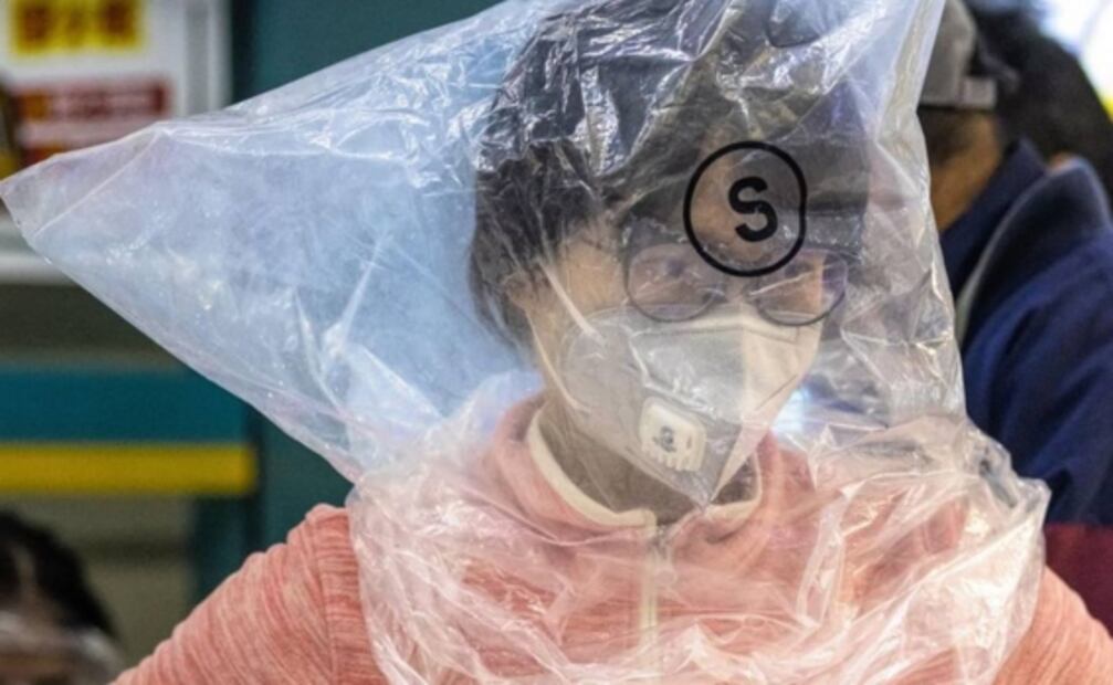 Se disfrazan en China de jirafas y dinosaurios para “protegerse” del coronavirus