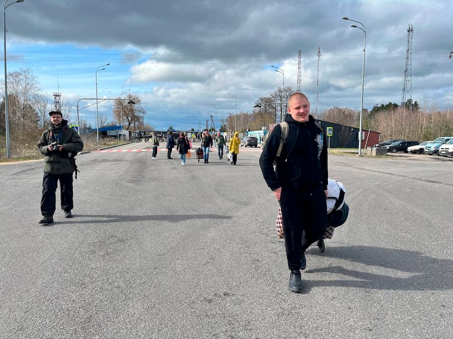 Según imágenes proporcionadas por Save Ukraine, los menores cruzaron la frontera a pie y luego tomaron un autobús para continuar con su viaje. Foto: Save Ukraine