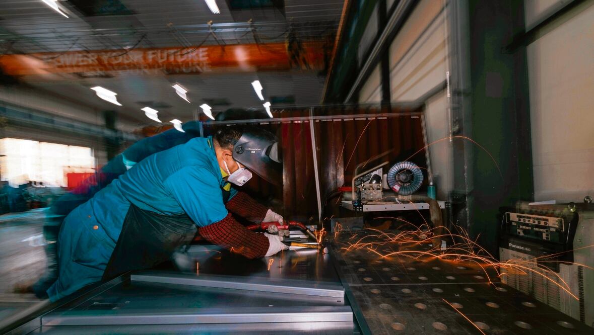 Los minerales usados para fabricar una sola batería para un auto eléctrico alcanzan para 90 baterías de autos híbridos eléctricos. Foto: EFE