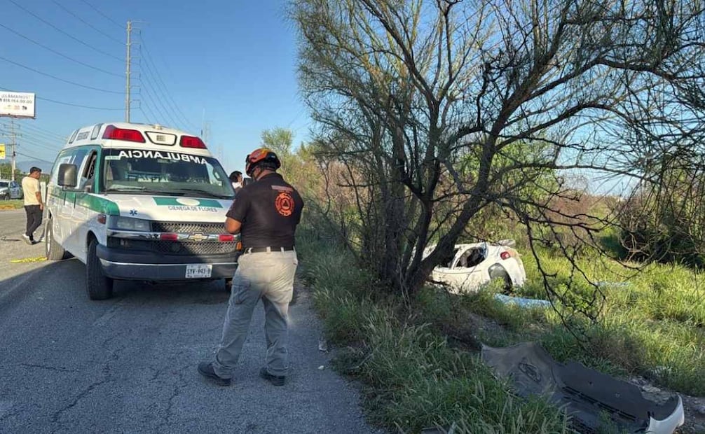 Uno de los autos salió de la vialidad luego del impacto (28/08/2025). Foto: Especial