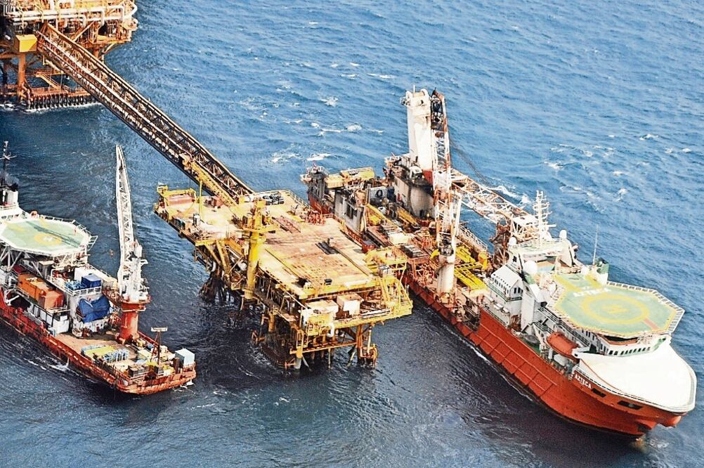 La caída en los precios internacionales del crudo ha puesto en duda la operación financiera de Petróleos Mexicanos, de acuerdo con las calificadoras (ARCHIVO EL UNIVERSAL)