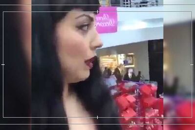 Mon Laferte huye de sus fans