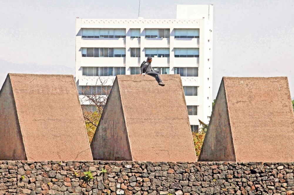 Un comité de once expertos revisará el caso de la obra, cuyo paisaje fue alterado por la construcción de un edificio (ARCHIVO EL UNIVERSAL)