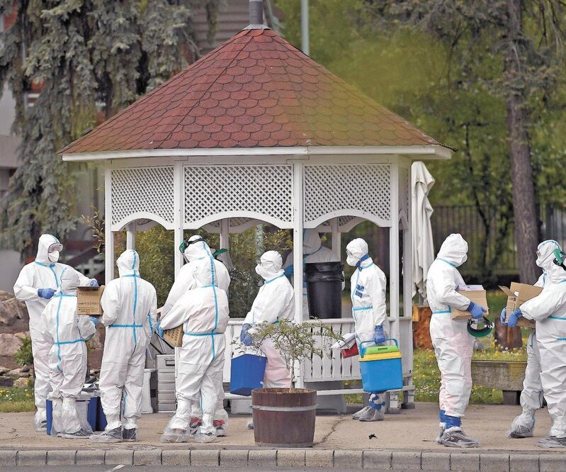 Miembros del Servicio Nacional de Ambulancias llegan a un hogar de asistencia para hacer nuevas pruebas a los residentes, en Budapest, Hungría, después de que muchos de ellos enfermaran por coronavirus. Foto: TAMAS KOVACS. EFE