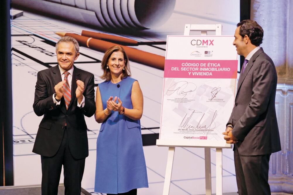Miguel ángel Mancera, jefe de Gobiern o de la Ciudad de México, Lydia Álvarez, de la Canadevi, y Salvador Daniel Kabbaz, de la ADI, firmaron un Código de Ética (IRVIN OLIVARES. EL UNIVERSAL)
