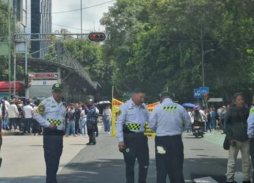Dueños de comercios se manifiestan en inmediaciones de estación Ciudad de los Deportes del Metrobús; afectan vialidad
