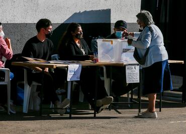 Abren en Chile centros de votación para plebiscito sobre nueva Constitución