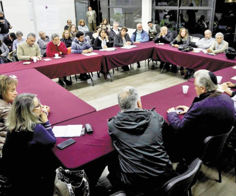 Líderes vecinales se reunieron con representantes del presidente del comité directivo estatal del PAN, Jorge Inzunza. Foto: REBECA JIMÉNEZ. EL UNIVERSAL