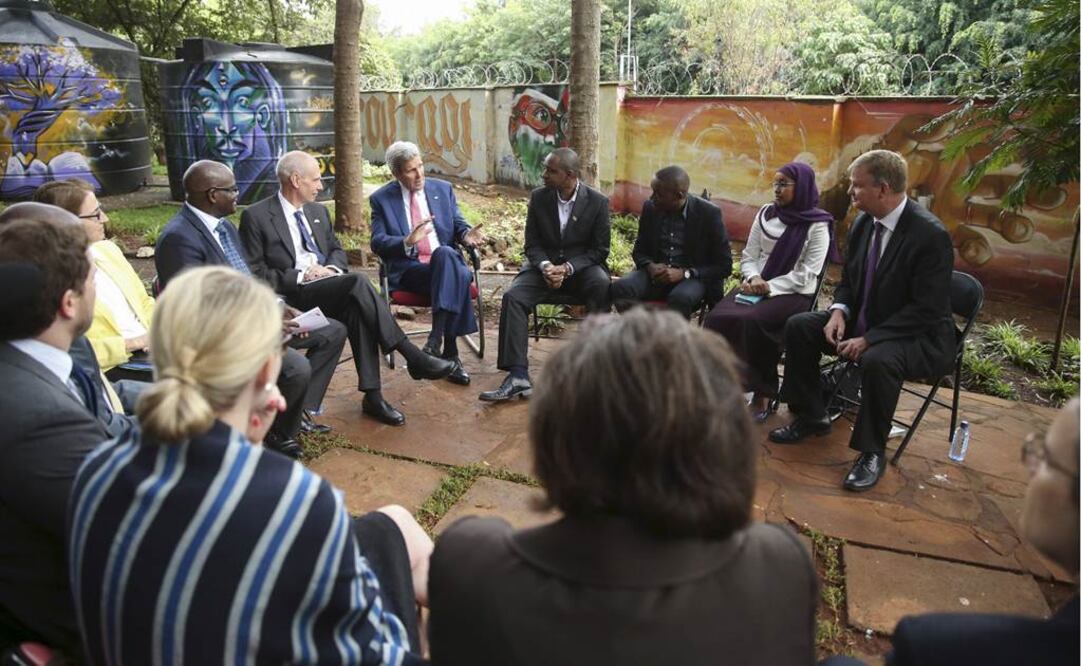 Las reuniones con políticos somalíes se llevaron a cabo dentro del perímetro del aeropuerto de Mogadiscio, que está rodeado por muros confeccionados con bolsas de arena (Foto: Reuters)