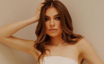 Sofía Castro combina minifalda tableada y blazer oversize