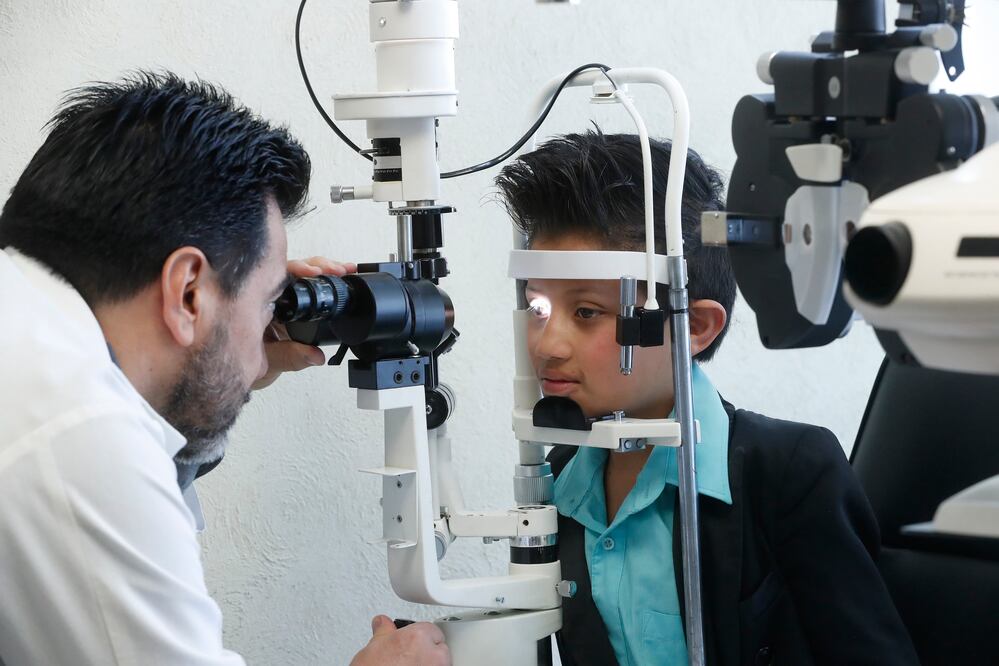 Daniel fue uno de los pacientes intervenidos para el retiro de cataratas y colocación de un lente intraocular, durante el Encuentro Médico Quirúrgico de Cirugía Oftalmológica, en Tlalnepantla de Baz, Estado de México. (LUIS CORTÉS. EL UNVIERSAL)