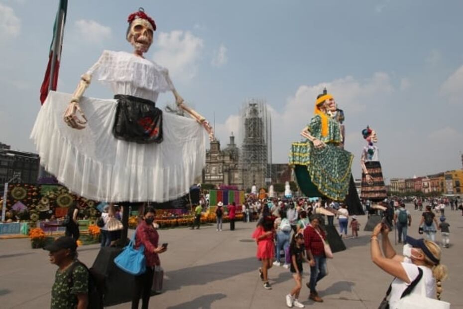 Catrinas gigantes engalanan la Ofrenda Monumental del Día de Muertos en el Zócalo capitalino