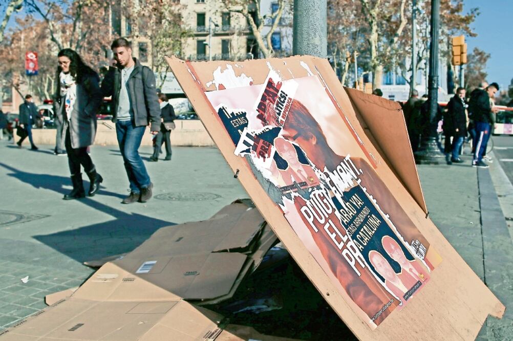 Un cartón con propaganda de los candidatos a las elecciones catalanas de hoy, en Barcelona, donde secesionistas buscan mostrar músculo (MANU FERNÁNDEZ. AP)