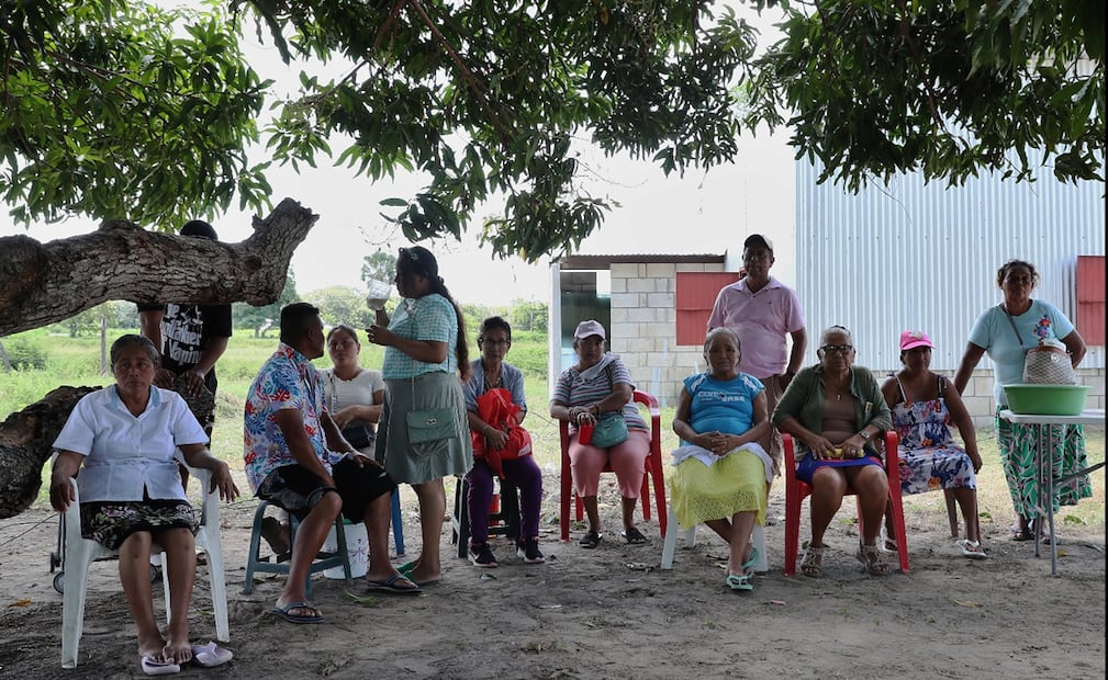 Pobladores de la comunidad de "El Nuevo Bosque" en el municipio de Centla, estado de Tabasco, el 4 de septiembre de 2025. Foto: EFE