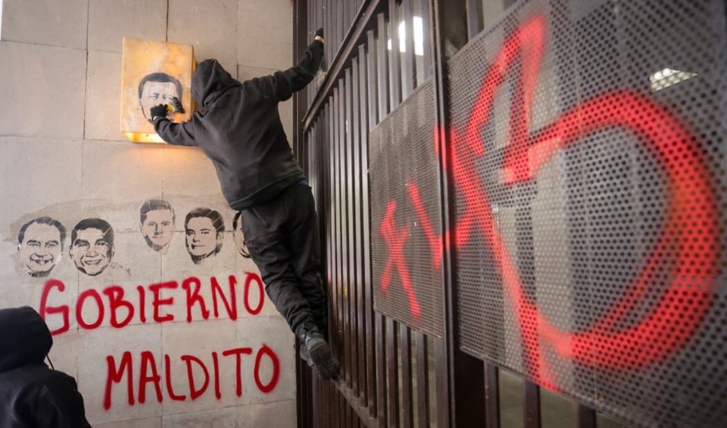 Normalistas y padres y familiares de los 43 normalistas desaparecidos marcharon sobre avenida Juárez en dirección a la SRE para exigir la extradición de Tomás Zerón de Lucio en la Ciudad de México, el 24 de septiembre de 2025. Foto: Luis Camacho/EL UNIVERSAL