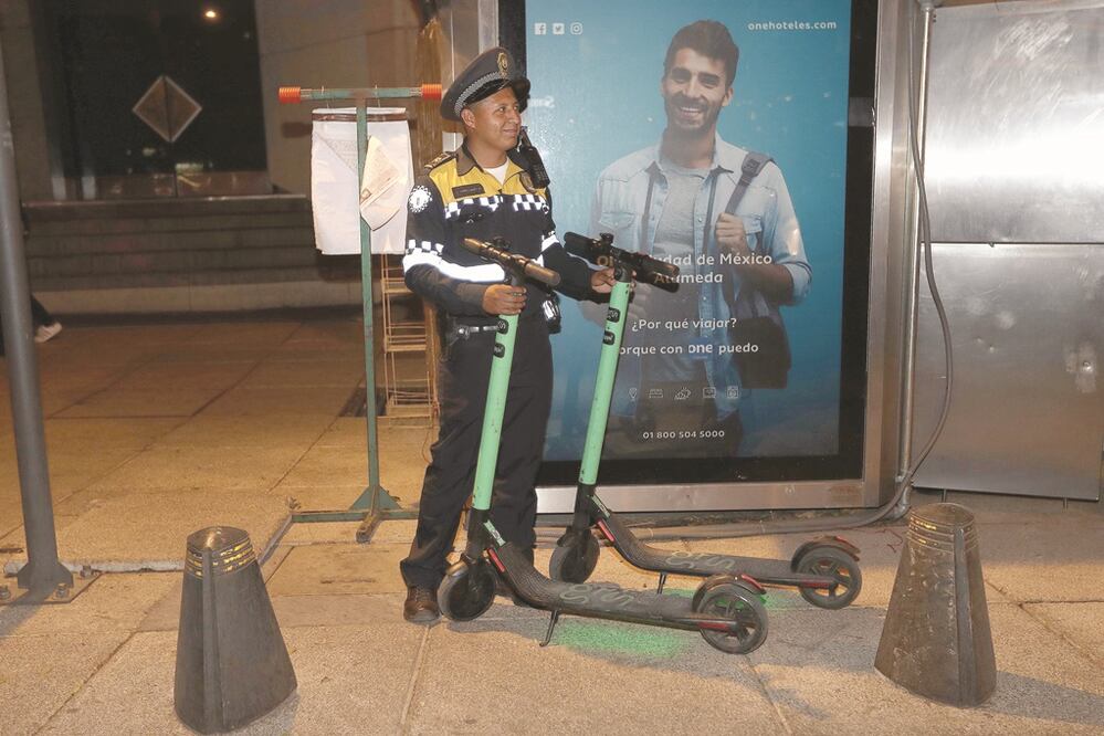 El Instituto de Verificación Administrativa retiró, cerca de las 19:00 horas, y con apoyo de agentes capitalinos, al menos 20 unidades de la empresa Grin que estaban sobre Reforma, de la Puerta de los Leones al Senado de la República. VALENTE ROSAS