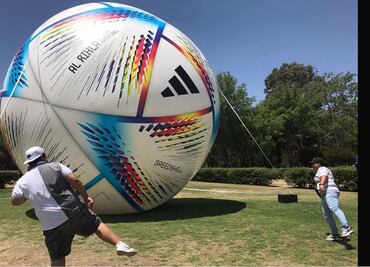 Por petición del INBAL, trasladan balón gigante de Qatar 2022 a Parque Naucalli