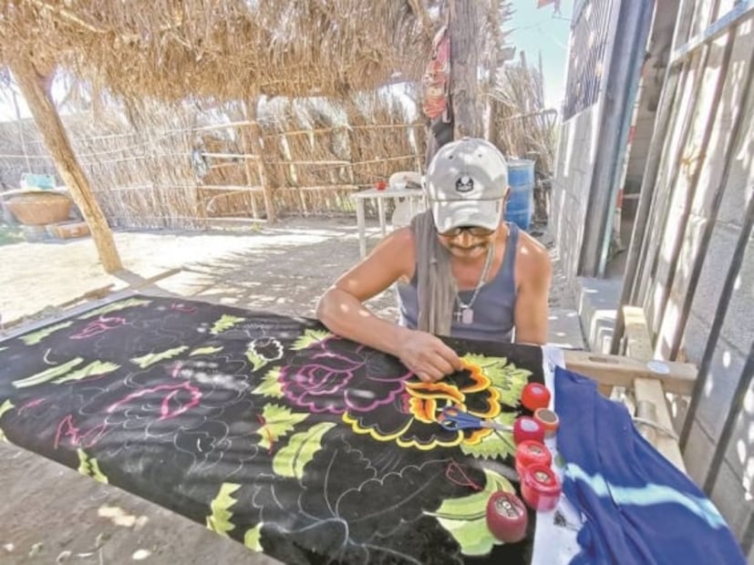 El pueblo donde los hombres bordan